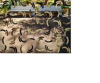 Foto horizontal mostrando, na parte de cima, dois bancos de cimento pintados de branco, e atrás deles um gramado e algumas árvores. A maior parte da imagem é a calçada em frente aos bancos, marrom, com luz do sol e sombras. Sobre toda a extensão da foto estão colados arcos de círculo, sozinhos ou em pares, colocados em diferentes ângulos, no padrão dos azulejos de Athos Bulcão. Esses arcos foram recortados de uma outra fotografia de um gramado com luz do sol e sombras, e têm diferentes tons de verde e marrom/preto.