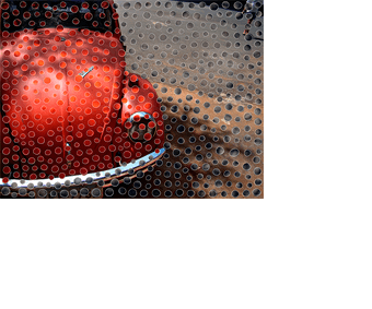 Foto horizontal de um fusca vermelho antigo, do parachoque até o alto do parabrisa dianteiro. Aparece apenas um dos faróis (o outro foi cortado na margem esquerda). Na metade direita da foto vê-se o chão de cimento e asfalto emendados e uma pessoa ao longe, cortada na altura dos ombros, no canto de cima. Há bastante luz do sol e sombras sobre o fusca. Sobre toda a foto foram coladas bolinhas recortadas de outras fotos, em tons de vermelho, vinho, marrom, cinza azulado e cinza chumbo. Estão bem próximas e fazem um degradê acompanhando as cores do fundo. Seu formato é irregular, contornado por uma linha clara.