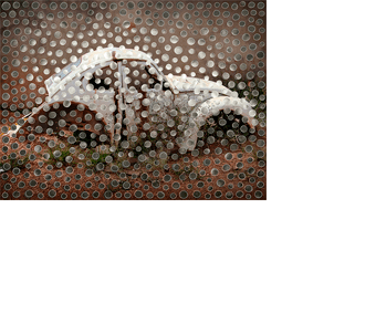 Foto horizontal da carcaça de um fusca branco, muito amassada e enferrujada, vista de lado. Ela tem um formato estranho, parece ter sido cortada ao meio e emendada sem um pedaço da parte central. Na parte de cima da foto vê-se uma parede de cimento, e na parte de baixo o chão de terra com pequenas moitas de capim. O carro está bem iluminado, mas a imagem escurece bastante em direção às bordas. Sobre toda a superfície foram coladas bolinhas recortadas de outras fotos, em tons de branco e cinza. Estão bem próximas e fazem um degradê acompanhando os tons do fundo. Seu formato é irregular, contornado por uma linha clara.