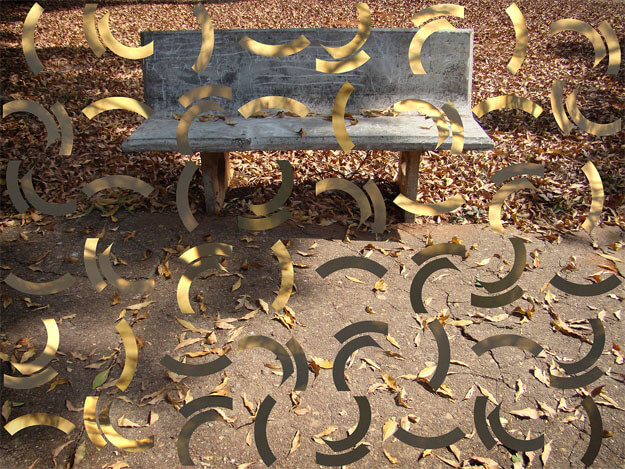 Foto horizontal de um banco de cimento visto de frente, em frente a uma calçada marrom, sobre um chão coberto de pequenas folhas secas, com luz do sol e algumas sombras. Sobre toda a extensão da foto estão colados arcos de círculo, sozinhos ou em pares, colocados em diferentes ângulos, no padrão dos azulejos de Athos Bulcão. Esses arcos foram recortados de uma outra fotografia de uma parede amarela iluminada pelo sol, e têm diferentes tons de amarelo vivo, amarelo desbotado e cinza/marrom.