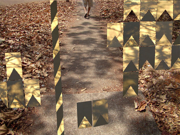 Colagem de uma composição de mastro e bandeirinhas de Volpi sobre uma foto horizontal. A foto do fundo é de uma calçada em perspectiva, centralizada e ladeada por folhas secas, tudo em tons de bege e marrom. Acima, saindo do quadro, uma pessoa de bermuda caqui e chinelo aparece das coxas para baixo, caminhando para longe. As bandeirinhas e o mastro foram recortados de outra foto, de uma parede amarela com desenhos de sol e sombras; seus tons variam de amarelo a marrom acinzentado.