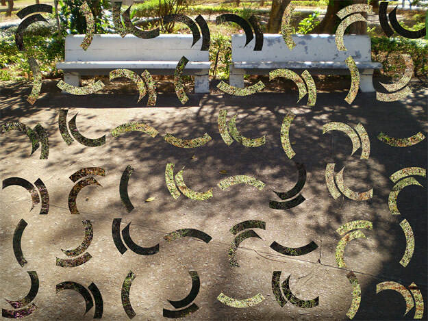 Foto horizontal mostrando, na parte de cima, dois bancos de cimento pintados de branco, e atrás deles um gramado e algumas árvores. A maior parte da imagem é a calçada em frente aos bancos, marrom, com luz do sol e sombras. Sobre toda a extensão da foto estão colados arcos de círculo, sozinhos ou em pares, colocados em diferentes ângulos, no padrão dos azulejos de Athos Bulcão. Esses arcos foram recortados de uma outra fotografia de um gramado com luz do sol e sombras, e têm diferentes tons de verde e marrom/preto.