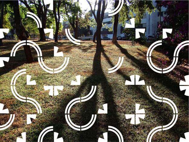 Foto horizontal em tons de verde, marrom e preto, mostrando um gramado com sombra de árvores. Junto à margem de cima vê-se ao longe vários troncos de árvore; atrás deles um prédio baixo e comprido e alguns carros estacionados. Embaixo, na maior parte da foto, há um gramado verde e marrom iluminado pelo sol do fim da tarde, com as longas sombras das árvores se estendendo até a margem de baixo. Sobre toda a foto foram colados grafismos brancos de um dos azulejos de Athos Bulcão, cada um deles composto por dois estreitos arcos de círculo e uma forma que lembra uma ponta de flecha.