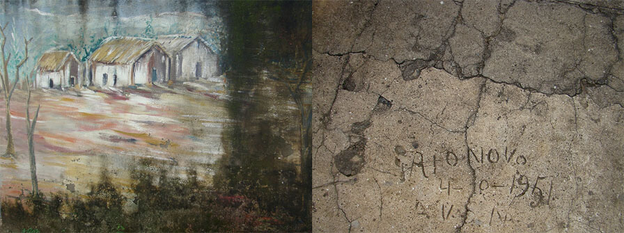 A foto da direita mostra um chão de cimento em dois tons de marrom, com muitas rachaduras e uma inscrição feita à mão: Rio Novo 4-10-1951 A. V. S. N. A da esquerda é de uma pintura naif em uma parede, antiga e com cores desbotadas, mostrando três casinhas da roça, duas árvores secas, um chão rosa, laranja e branco e um fundo azulado. Um terço da pintura está coberto por limo marrom escuro, à direita e embaixo.