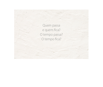 Imagem horizontal de uma parede branca com a quarta frase, em quatro linhas: Quem passa / e quem fica? / O tempo passa? / O tempo fica?