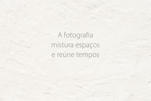 Imagem horizontal de uma parede branca com quinta frase, em três linhas: A fotografia / mistura espaços / e reúne tempos.