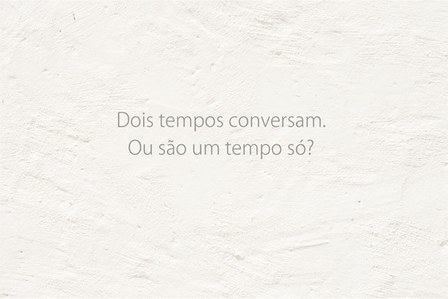 Imagem horizontal de uma parede branca com a sexta frase: Dois tempos conversam. Ou são um tempo só?