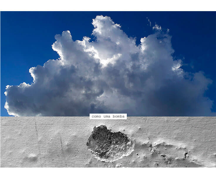 Colagem digital formato horizontal. Em cima está a foto de uma grande nuvem em formato de semicírculo, em tons de branco, cinza escuro e azul escuro. O semicírculo ocupa quase todo o espaço. Abaixo está uma faixa de parede com a pintura estufada e descascada, em tons de branco e cinza, deixando ver um grande buraco cinza escuro bem no centro. Sobre as duas fotos há um estreito retângulo branco com a frase "como uma bomba".