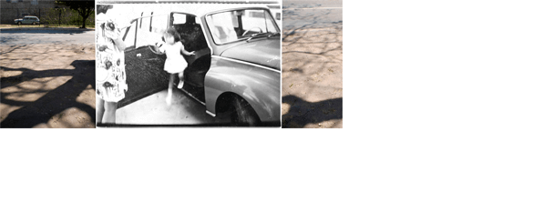 Colagem digital em formato panorâmico. No centro há uma foto horizontal em preto e branco de uma menina de dois ou três anos descendo de um carro dos anos 60. Ela está no centro da foto, de vestido curto e branco, sapatos e meias brancas. Sua imagem está muito borrada e não é possível ver o rosto, apenas uma mancha branca. Cortada na margem esquerda da foto há uma mulher de vestido claro, curto e estampado. No lado esquerdo da colagem está a foto vertical de um chão de cimento e asfalto, coberto pela sombra de uma grande árvore; ao longe vê-se um carro antigo, azul claro (uma Variant dos anos 70). Ele está sobre um gramado junto um muro, protegido por uma cerca. No lado esquerdo da colagem está uma faixa vertical estreita que mostra um detalhe das sombras na calçada e no asfalto.