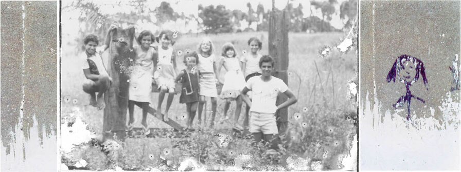 Colagem digital em formato panorâmico. No centro há uma foto horizontal em preto e branco de um grupo de oito crianças, lado a lado, olhando para a câmera. Elas têm entre 5 e 14 anos e estão num pasto de capim alto, junto a uma porteira com mourões grossos e rústicos. O menino da esquerda está de córcoras, apoiado num mourão. Seis meninas estão nas tábuas da porteira, meio sentadas, meio de pé. O menino da direita está em pé, com as pernas escondidas pelo capim. As bordas da foto estão manchadas e apagadas pelo tempo, e há pequenas manchas redondas em toda parte. No lado direito da colagem há uma faixa vertical estreita com a foto de um desenho na parede, feito com tinta azul escura. É o desenho de uma menina pintado por uma criança, simples e singelo. Está sobre uma parede de cimento, apagado na parte de baixo por uma mancha de tinta branca. Na parte esquerda da colagem há uma faixa vertical mais estreita mostrando um detalhe dessa mancha branca.