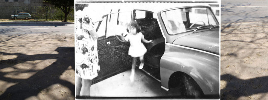 Colagem digital em formato panorâmico. No centro há uma foto horizontal em preto e branco de uma menina de dois ou três anos descendo de um carro dos anos 60. Ela está no centro da foto, de vestido curto e branco, sapatos e meias brancas. Sua imagem está muito borrada e não é possível ver o rosto, apenas uma mancha branca. Cortada na margem esquerda da foto há uma mulher de vestido claro, curto e estampado. No lado esquerdo da colagem está a foto vertical de um chão de cimento e asfalto, coberto pela sombra de uma grande árvore; ao longe vê-se um carro antigo, azul claro (uma Variant dos anos 70). Ele está sobre um gramado junto um muro, protegido por uma cerca. No lado esquerdo da colagem está uma faixa vertical estreita que mostra um detalhe das sombras na calçada e no asfalto.