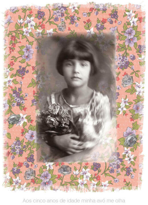 Imagem vertical com fundo branco, mostrando uma foto antiga e sépia sobre um pedaço de chita colorida. A menina tem cinco anos, cabelos lisos e escuros, cortados chanel na altura das orelhas. Seu rosto é sério e ela olha diretamente para a câmera, com um olhar intenso e melancólico. Vê-se sua mão direita segurando um ramo de flores secas junto ao corpo. A foto foi ligeiramente desfocada num efeito de redemoinho, exceto pelo ramo de flores. Ela está sobre um retângulo vertical de chita com fundo laranja vivo e pequenas flores em tons de roxo, lilás, branco e vermelho, com folhinhas verdes. O tecido está todo desfiado, sem bainha. Ele aparece por baixo de algumas áreas da fotografia da menina, no fundo e nas bordas, que estão levemente transparentes. Sobre a chita vê-se também algumas flores secas da foto antiga, que aparecem discretamente, coladas sobre algumas das flores do tecido. Embaixo lê-se, em letras cinza claro sobre o fundo branco: Aos cinco anos de idade minha avó me olha.