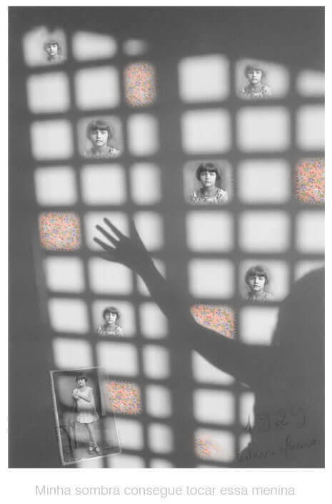 Imagem vertical com fundo branco. Sobre ela há uma foto vertical em preto e branco mostrando a sombra de uma porta quadriculada. Vê-se parte da sombra de uma pessoa saindo do canto direito, embaixo, e estendendo o braço para cima, em diagonal, com os dedos abertos. Nos quadrados brancos formados pela sombra da porta estão espalhados seis rostos de uma mesma menina, recortados de uma foto antiga, em preto e branco, e colados em diferentes graus de transparência. Há também seis pedaços de tecido laranja com pequenas flores coloridas, espalhados por outros quadrados, também em transparência. Pequenas linhas desenhadas parecem costurar as fotos e os tecidos sobre a foto maior. Embaixo, no canto esquerdo, está a foto inteira da criança, em tamanho pequeno; a menina está de pé, com um dos braços apoiado numa cadeira e um pé cruzado ao outro, numa pose estudada e graciosa. No canto dessa foto há uma inscrição à mão que não está legível, mas que foi colada em tamanho maior sobre a foto maior, e diz: 1929 / Estava com seis anos. Embaixo lê-se, em letras cinza claro sobre o fundo branco: Minha sombra consegue tocar essa menina.
